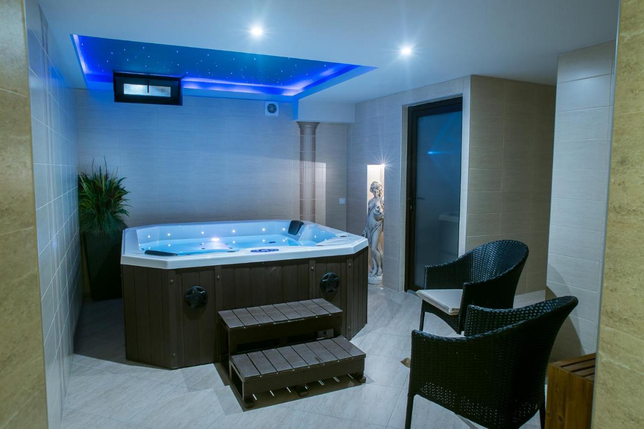 Gorgeous Villa คลูจ-นาโปกา ภายนอก รูปภาพ
